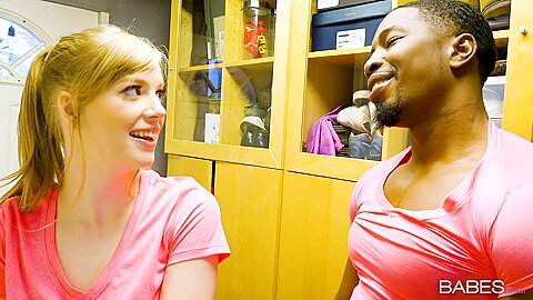 Isiah Maxwell Bangs Beautiful Redhead Chick On The Couch